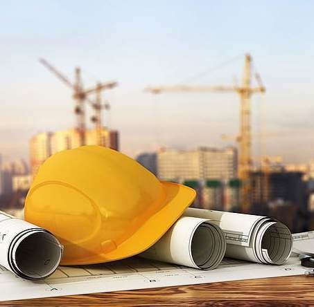 Casco de obra y planos de construcción